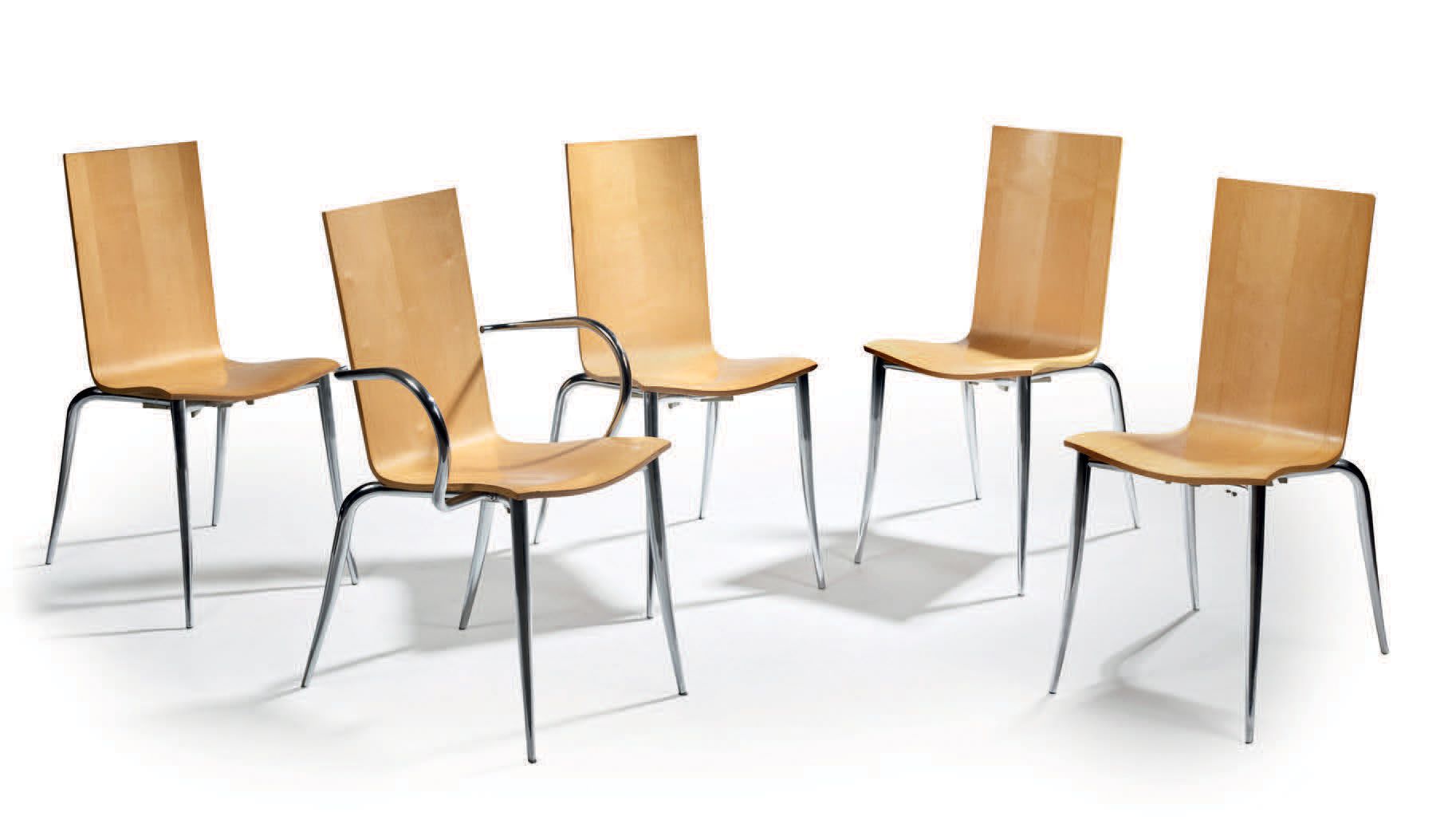 PHILIPPE STARCK (né en 1949) 
由四把椅子和一把扶手椅组成的套房，型号为 "Olly Tango"，热成型的木质椅背置于镀铬金属底座&hellip;