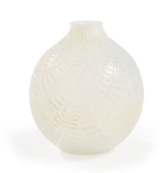 RENE LALIQUE (1860-1945) 
Vase modèle «Fougères» en verre opalin moulé pressé
Si&hellip;