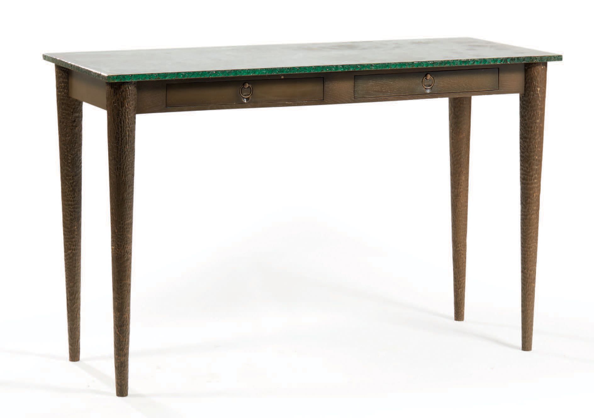 BRAGALL (XXE) 
一个大的控制台，长方形的桌面由厚的棕色和铜色的玻璃板制成，边缘有凿纹。它站在四个锥形雕刻的橡木腿上，有两个抽屉，侧面有镀金的黄铜把&hellip;