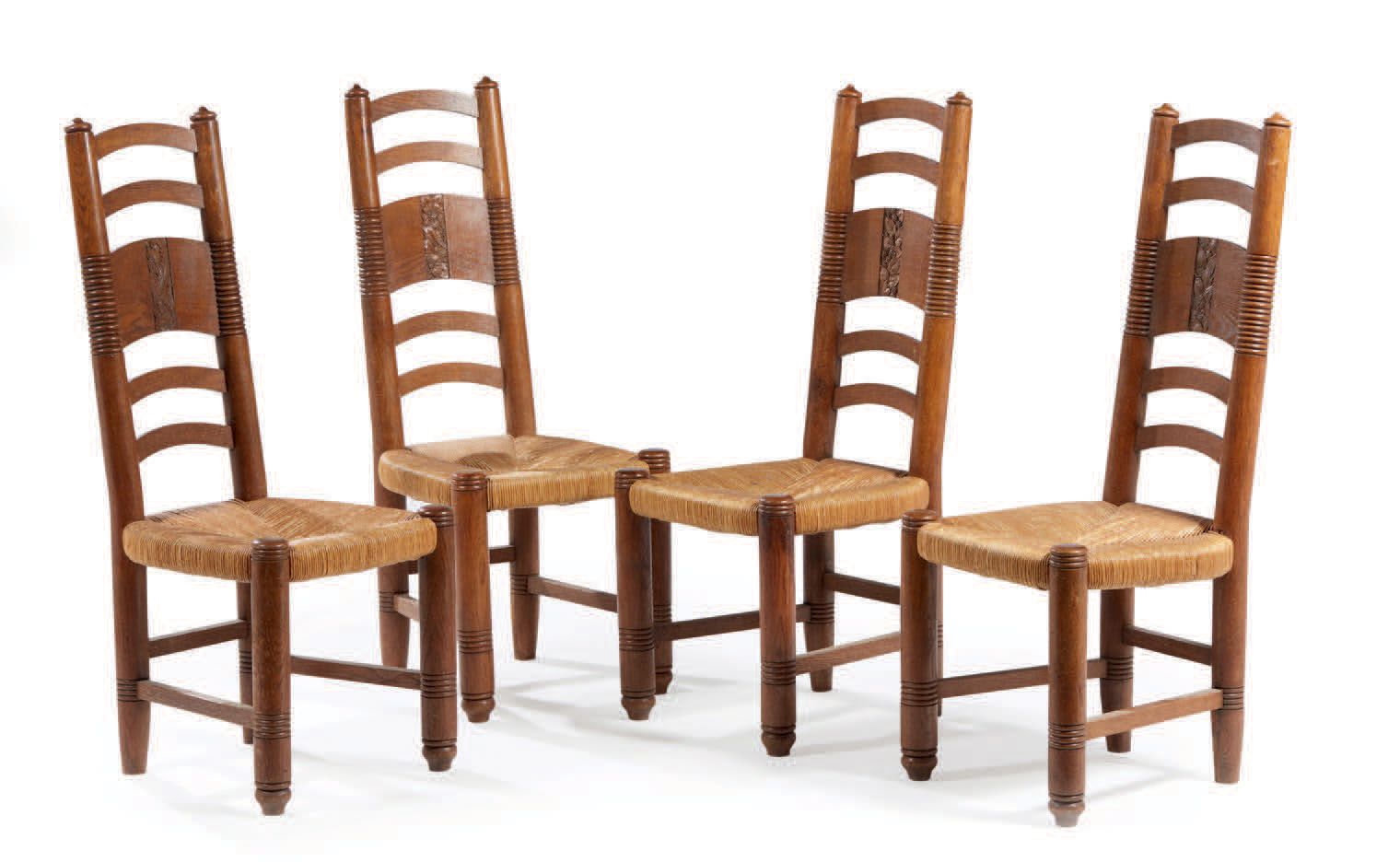TRAVAIL DES ANNÉES 1940-1960 
Suite de quatre chaises à haut dossier en chêne mo&hellip;