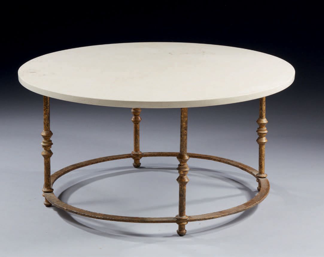 TRAVAIL MODERNE 茶几，米色大理石圆形桌面，放置在具有金色光泽的金属底座上
高：44 直径：99厘米