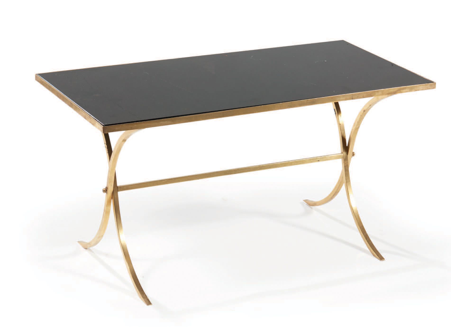 TRAVAIL FRANÇAIS 镀金的黄铜咖啡桌，长方形的黑色玻璃桌面放在一个弯曲的底座上，形成一个 "x "
高：42 宽：80 深：43厘米