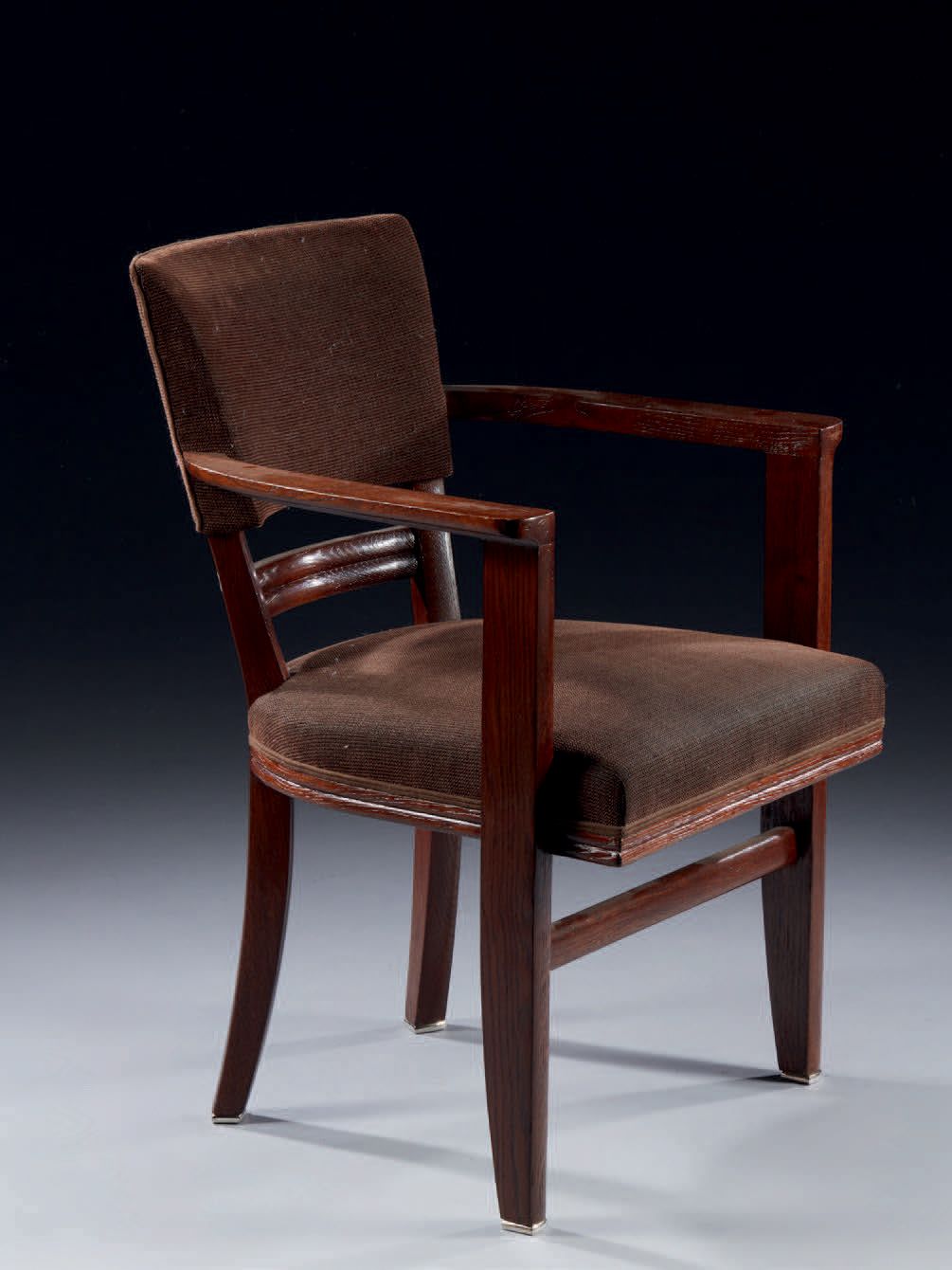 TRAVAIL FRANÇAIS 染色橡木桥椅，有圆形的靠背和带袖口的扶手，靠在后面的马刀形底座上，前面有一个直的底座
棕色织物装饰
高：83 宽：59.5 深&hellip;