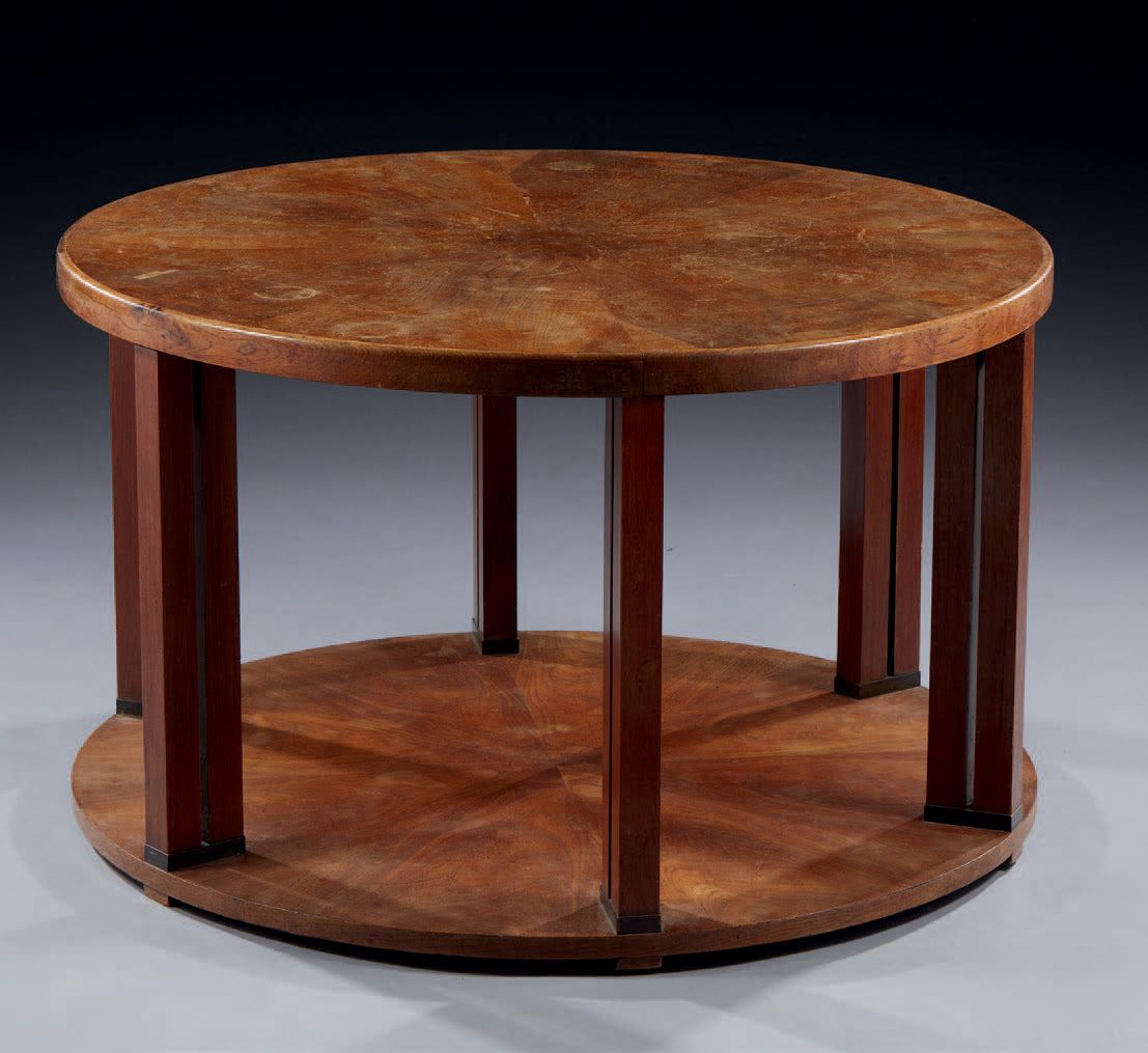 TRAVAIL BELGE 异国情调的木皮茶几，圆形桌面由倾斜的柱子组成的底座连接
高：54 直径：105厘米
 （磨损）。