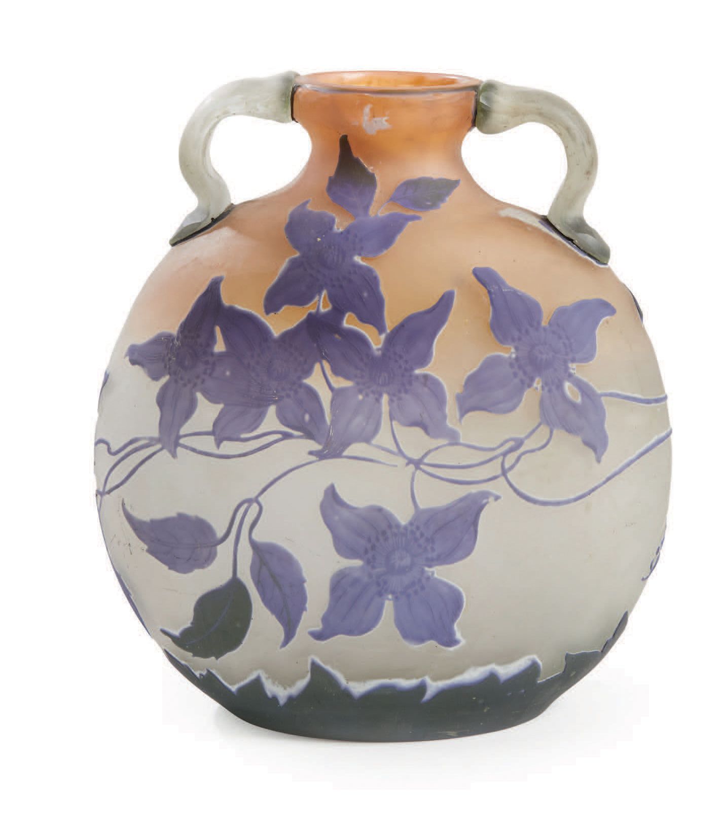 ÉTABLISSEMENTS GALLÉ 有衬里的玻璃葫芦花瓶，有热贴的把手和不透明背景上的蓝色和绿色花卉图案的酸蚀装饰
签名："Gallé"
大约1920年
&hellip;