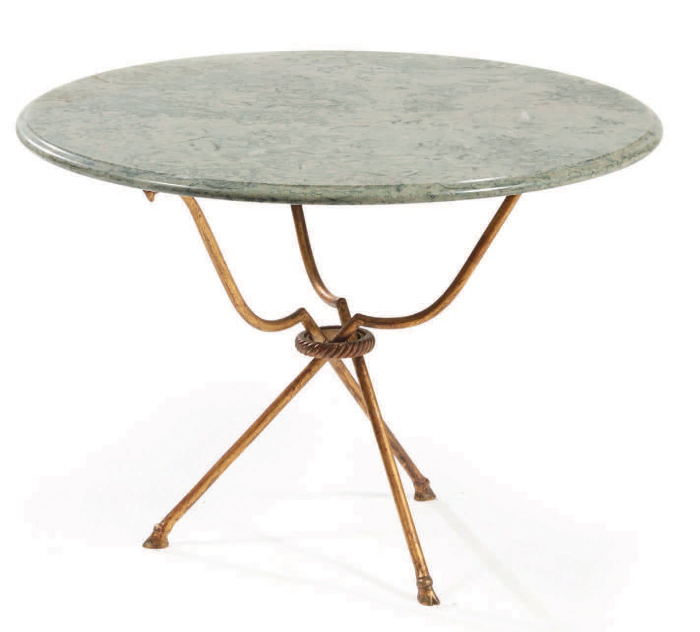 Maison RAMSAY, attribué à 绿色大理石桌面的矮桌，放置在镀金的金属三脚架底座上，上面有公羊蹄形的滑轮
高：57 直径：81厘米