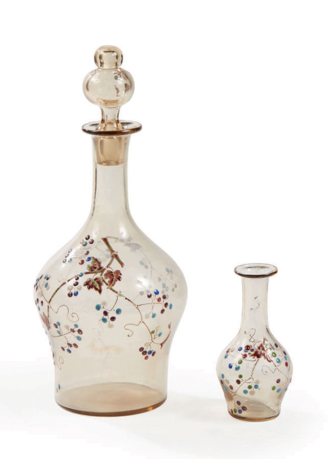 Émile GALLÉ (1846-1904) 
彩色玻璃杯和小花瓶，多色珐琅彩装饰的花卉图案
签名 "E Gallé Nancy"
高：28厘米（玻璃杯