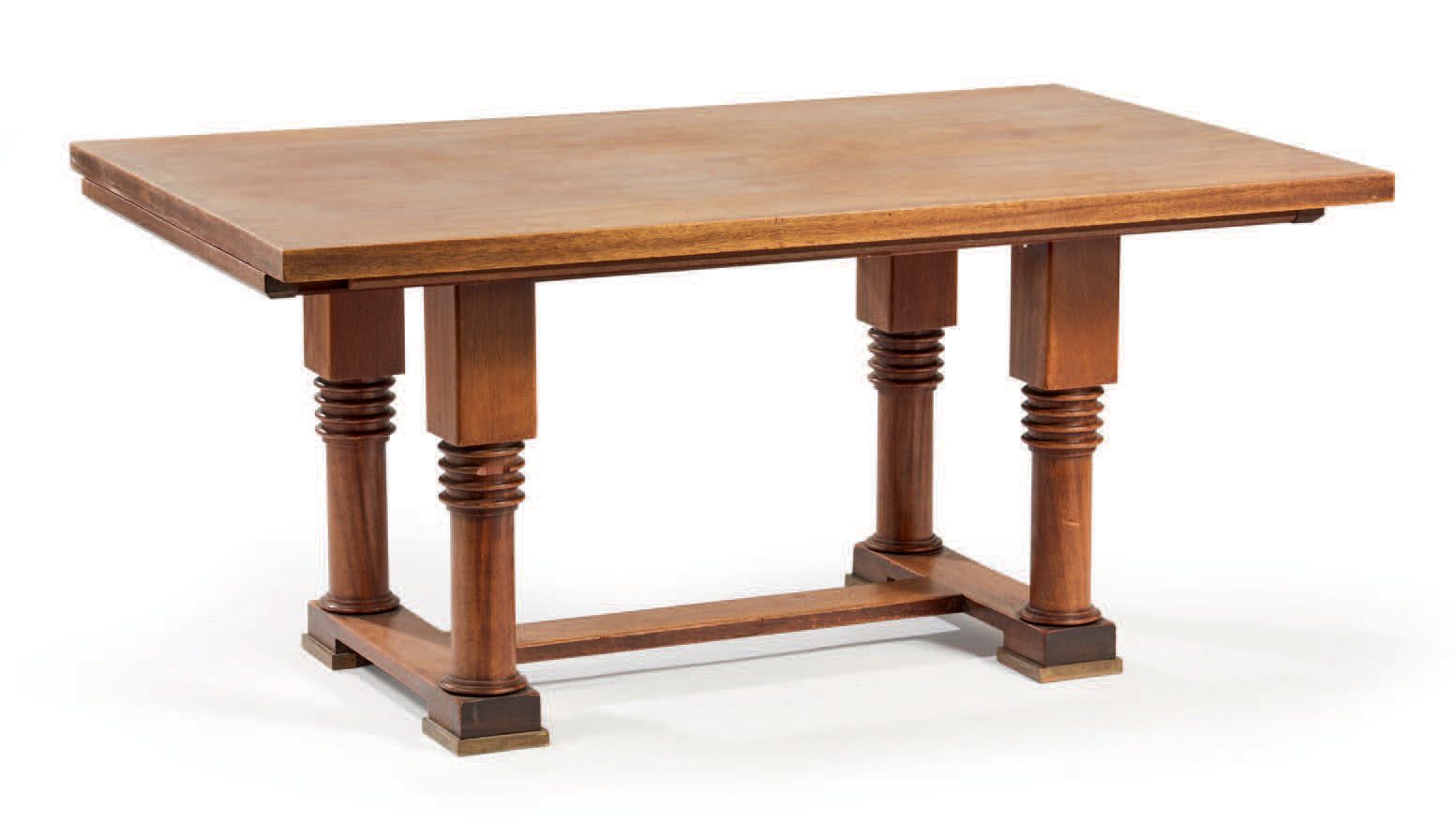 Travail des années 1940 
餐桌，长方形桃花心木和胡桃木桌面，集成延伸部分，置于由支架连接的四条雕花腿上，铜鞋
高：78 宽：160 深：&hellip;