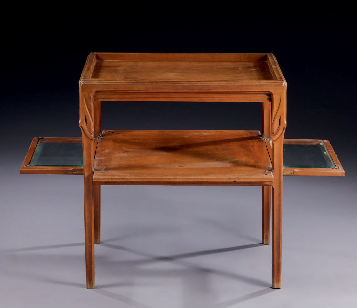 Maurice DUFRÊNE (1876-1955) 
雕刻成型的木制展示桌，有两个叠加的桌面和两个玻璃面板，鎏金铜把手
签名：
高：75 宽：70 深：65&hellip;