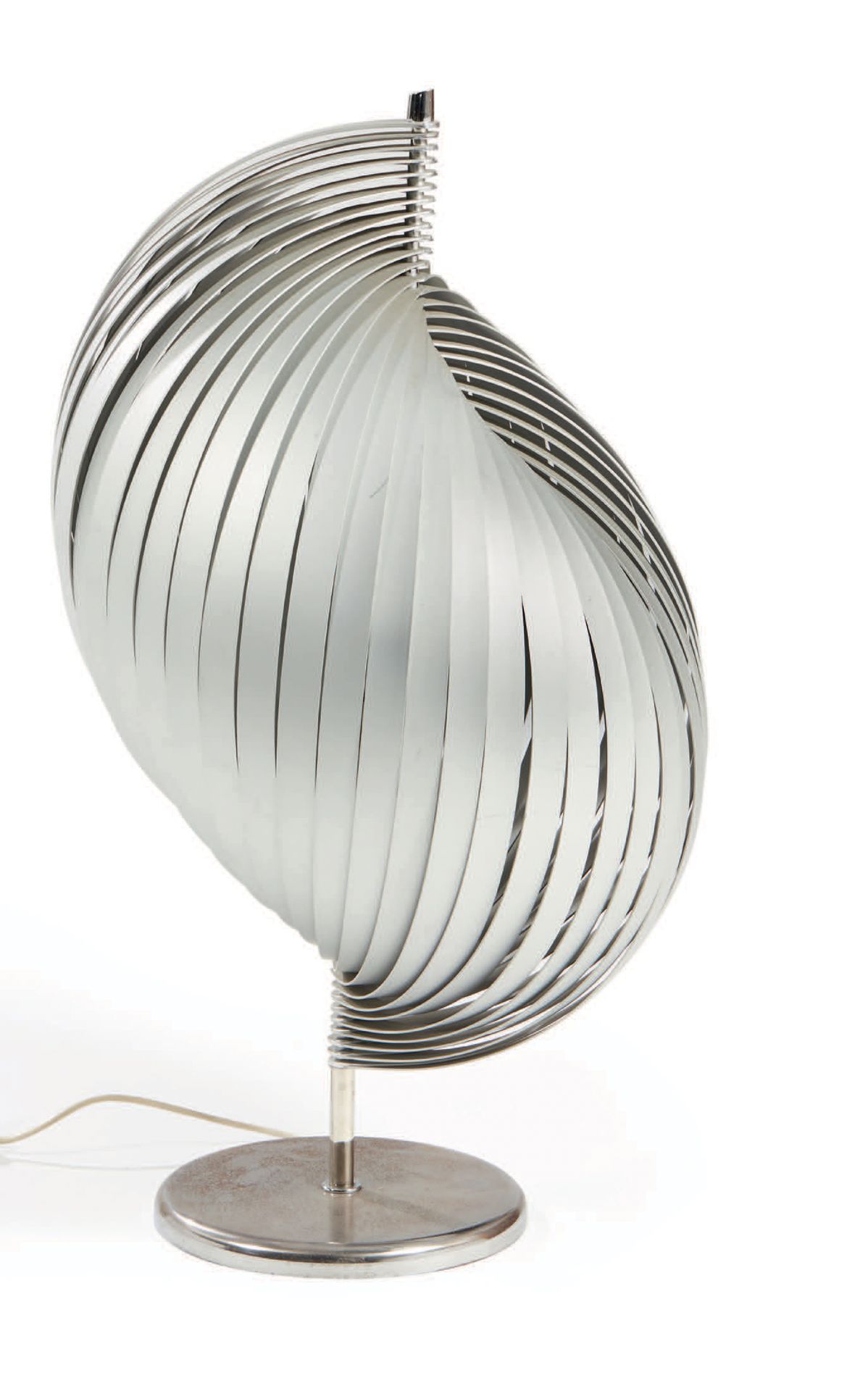 HENRI MATHIEU (XXE) 
Lámpara de pie en metal cromado modelo "Nickelor"
H: 90 cm