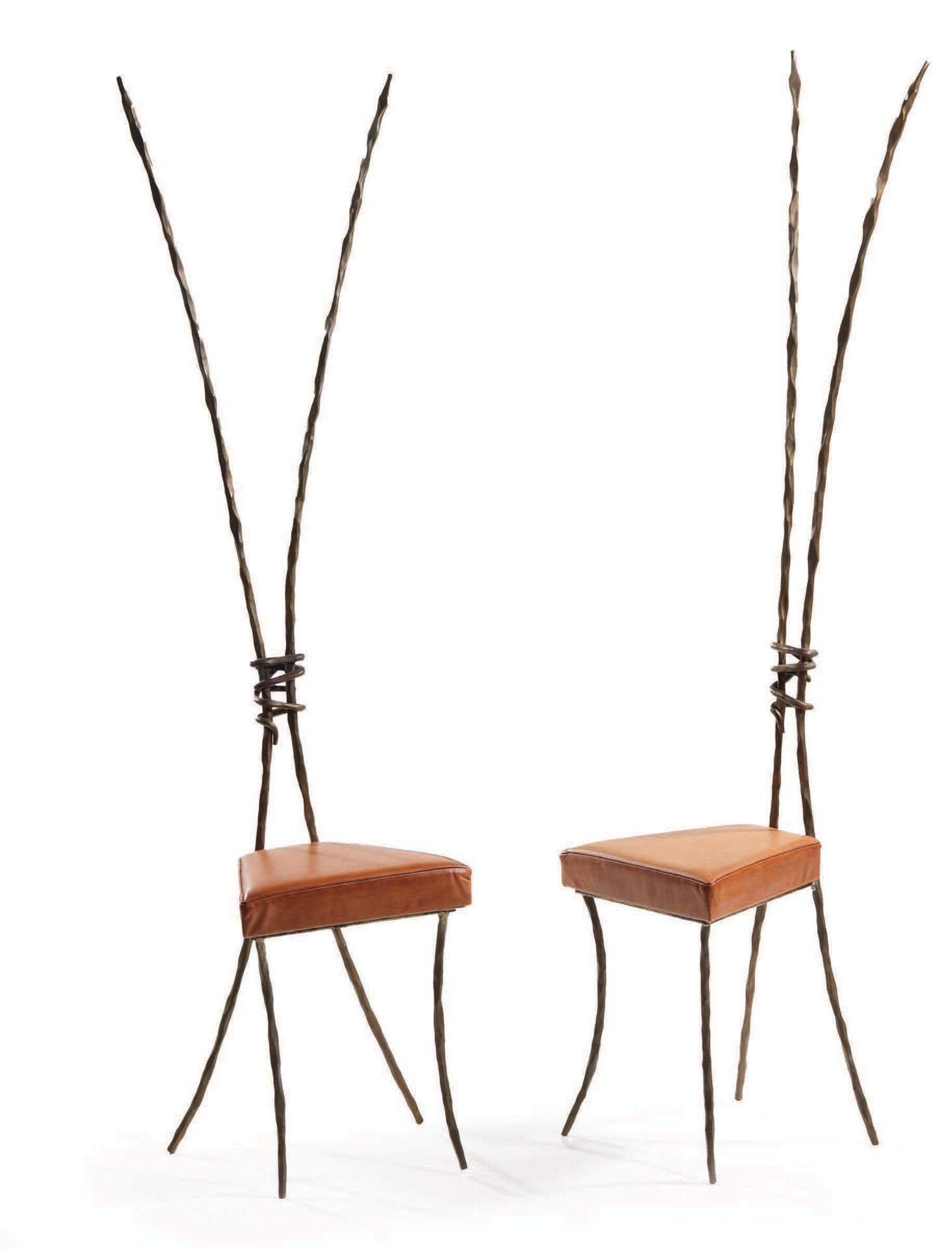 TRAVAIL MODERNE Coppia di sedie con schienale alto in bronzo con patina dorata, &hellip;