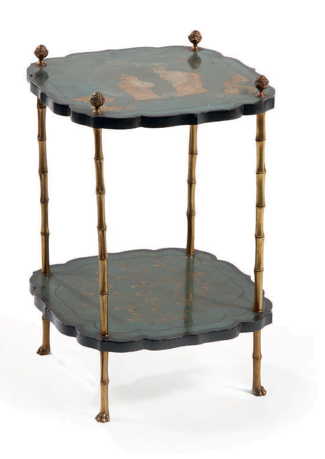 Maison BAGUES, attribué à 边桌，有两个叠加的东方装饰的漆木托盘，镶嵌在竹子风格的四个镀金铜脚上
高：59 宽：49 深：39厘米