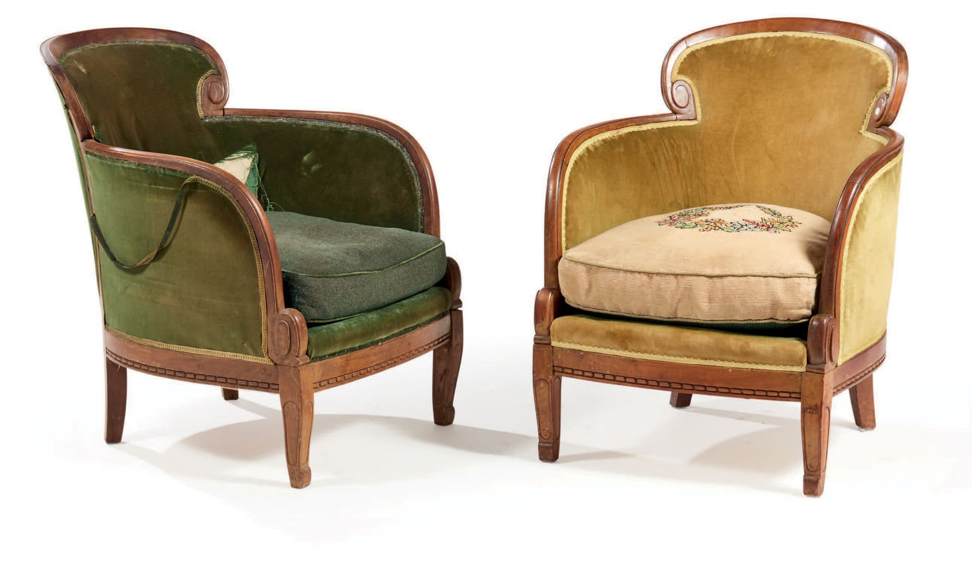 Louis SÜE et André MARE, attribué à 一对雕刻成型的胡桃木贡多拉椅，绿色织物装饰
高：80 宽：64 深：75 厘米
 （事故&hellip;