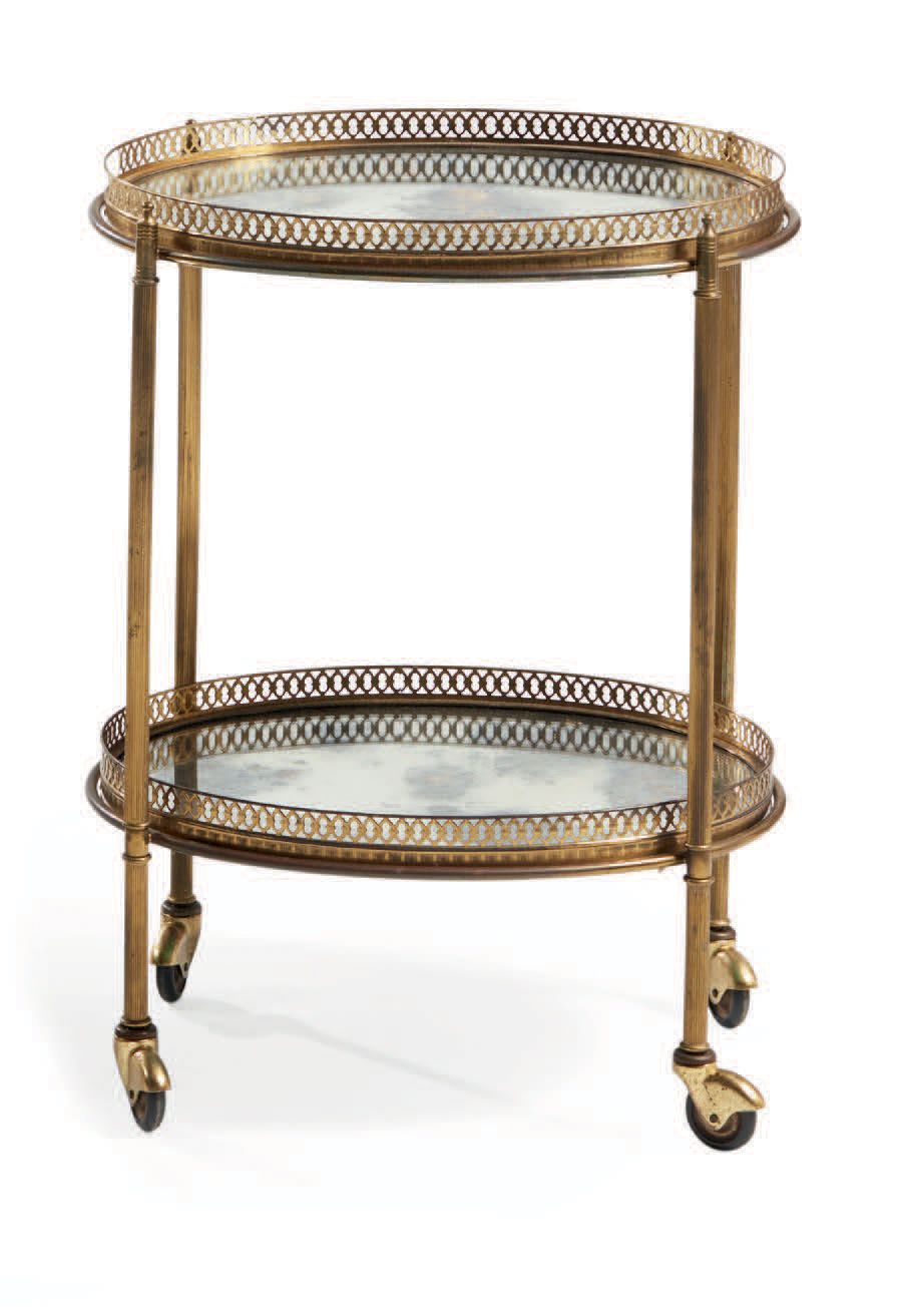 Maison JANSEN, attribué à 一对铜制滚动甜品桌，有两个可移动的托盘，背面有蛋壳状的镜子
高：62 宽：47 深：36 厘米