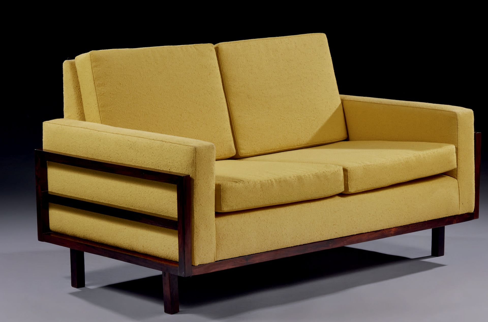 FAI (FATIMA ARQUITETURA INTERIORES) 
Sofa mit Palisandergestell, gelber Stoffbez&hellip;
