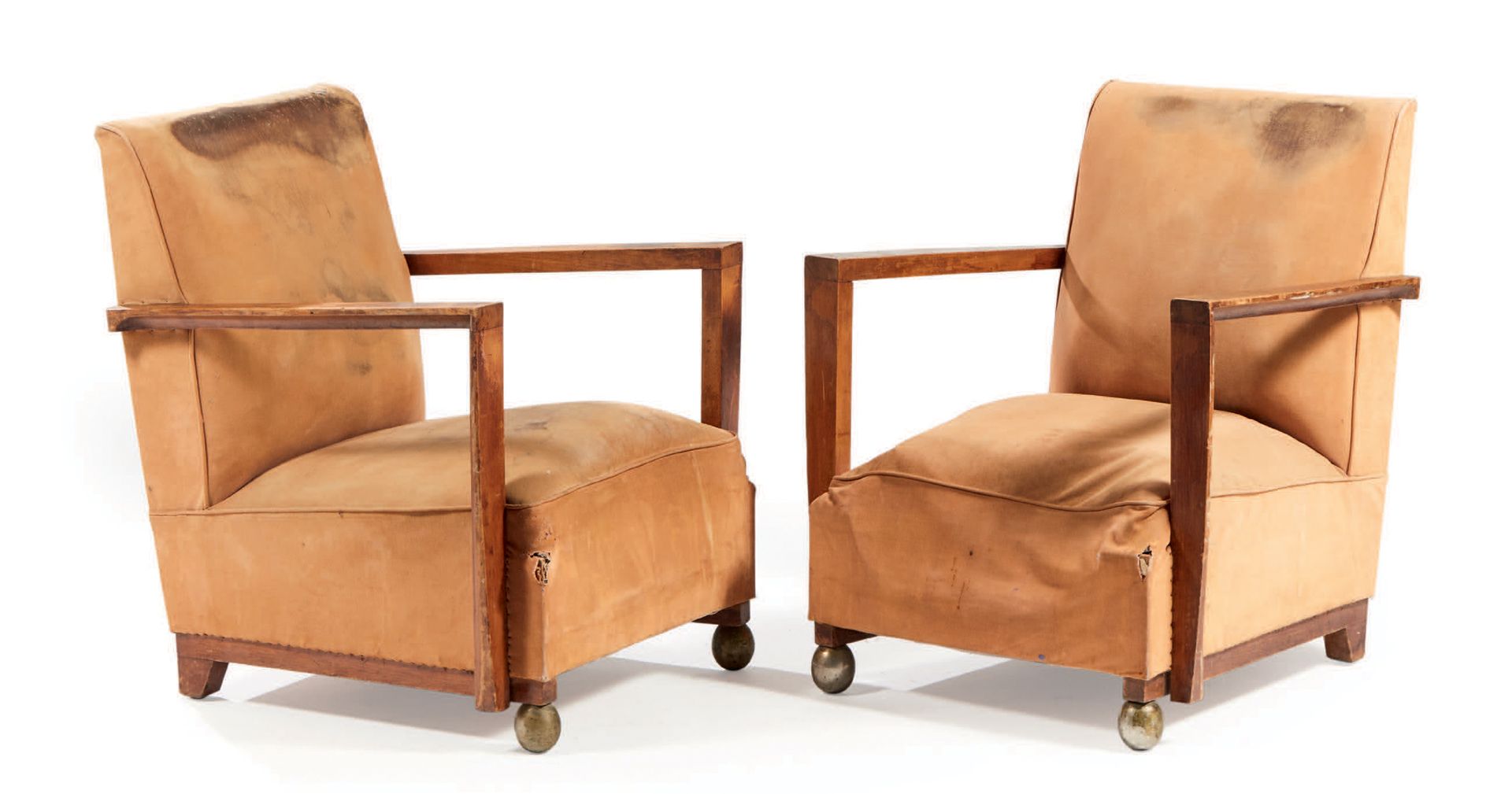 TRAVAIL FRANÇAIS 1930 
一对现代主义胡桃木扶手椅，带分离式扶手，银色铜质球形前腿，米色织物装饰
高：85 宽：71 深：75 厘米
 （磨&hellip;