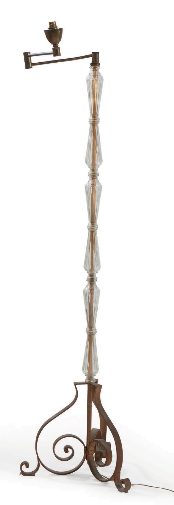 TRAVAIL FRANÇAIS 落地灯，圆柱形的灯杆上装饰着半透明的玻璃栏杆，放在由金属条组成的底座上，形成卷轴
高：150厘米