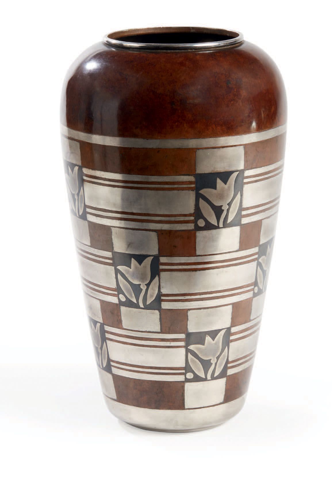 CHRISTOFLE 带有几何和植物装饰的卵形金属花瓶
有签名和编号的
高：33.5厘米