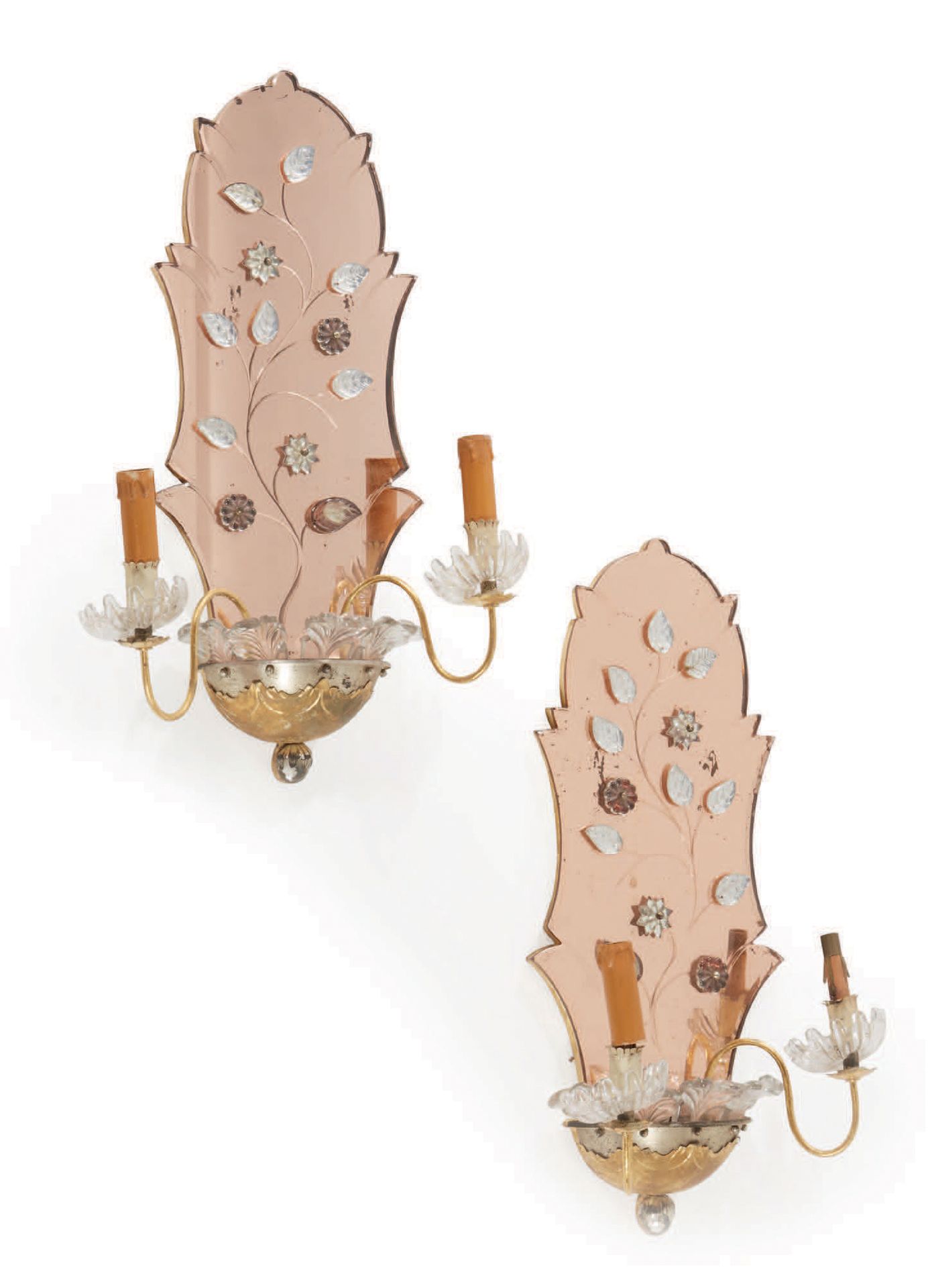 Maison BAGUES, attribué à 一对镀金的金属壁灯，有两个灯臂
镜子背景上有花卉装饰
高 : 55 宽 : 33 深 : 13 厘米
(灯芯&hellip;