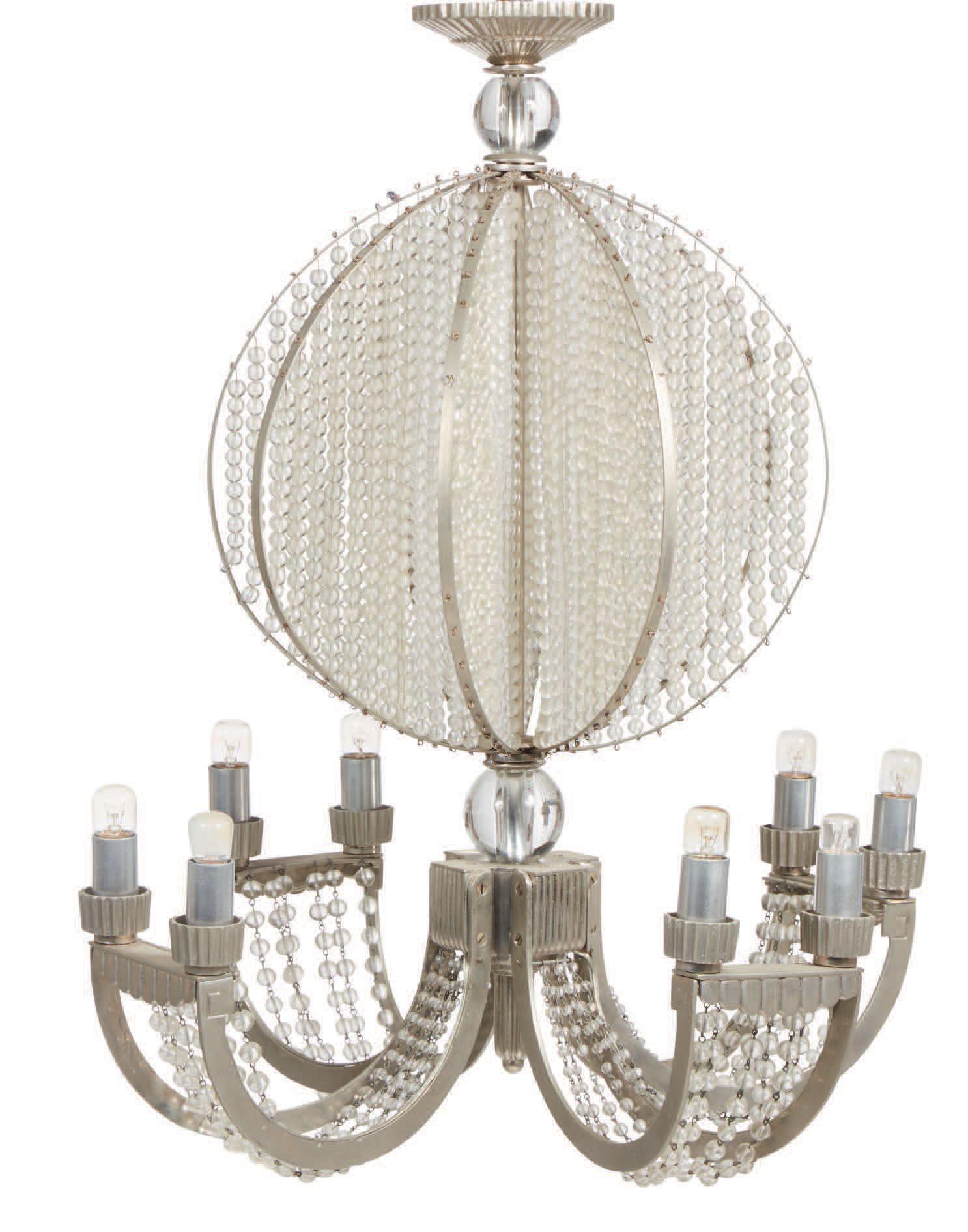 TRAVAIL FRANÇAIS 四个灯臂的吊灯，镀银金属结构，装饰有珍珠串
高：67 直径：54厘米