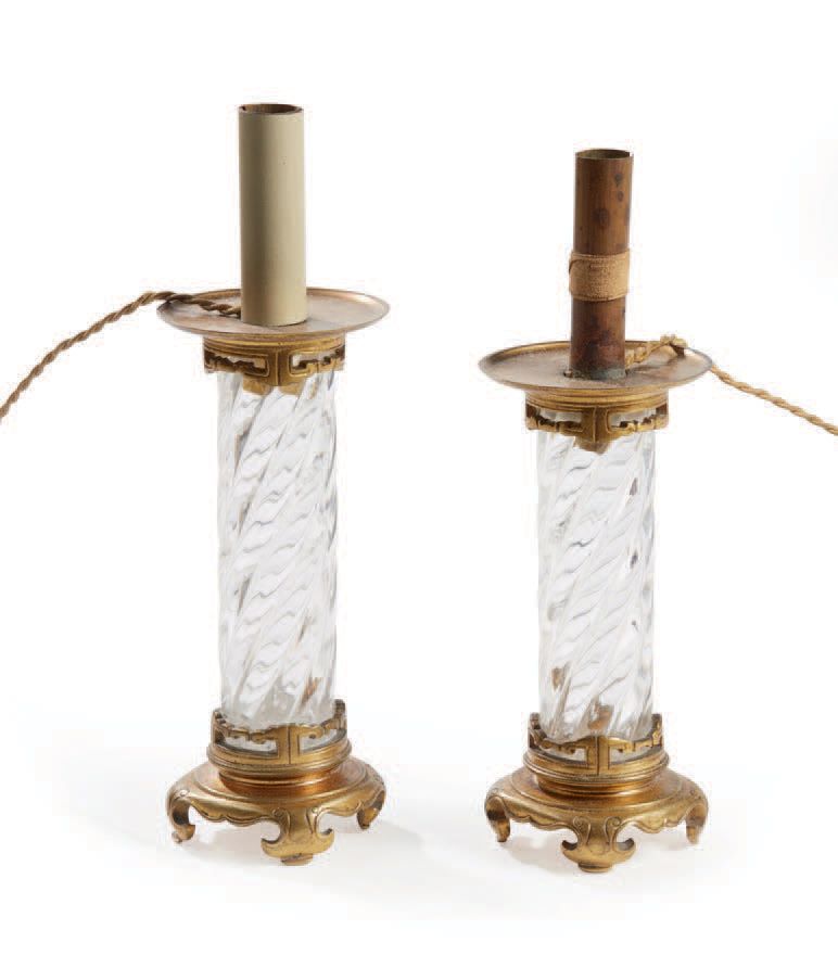 Travail Xxe Pair of glass and bronze lamps with twisted shafts resting on a Chin&hellip;