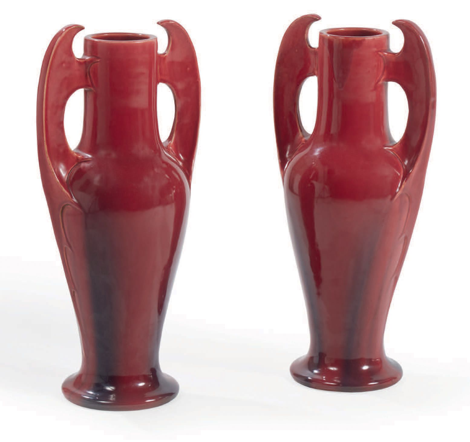 JÉRÔME MASSIER, ATTRIBUÉ À 一对酒红色釉面陶瓷 "Alhambra "花瓶，带淡紫色阴影
签名的痕迹
高 : 52厘米