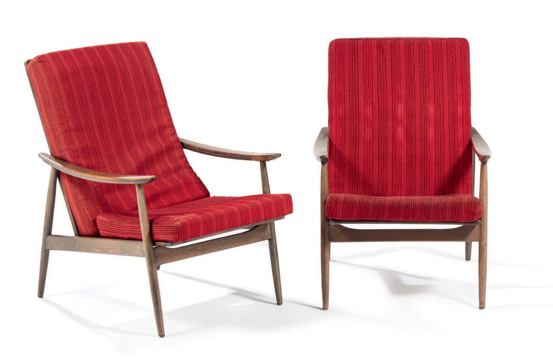 TRAVAIL SCANDINAVE 一对染色木扶手椅，红色织物装饰
H : 98 W : 67 D : 78 cm
