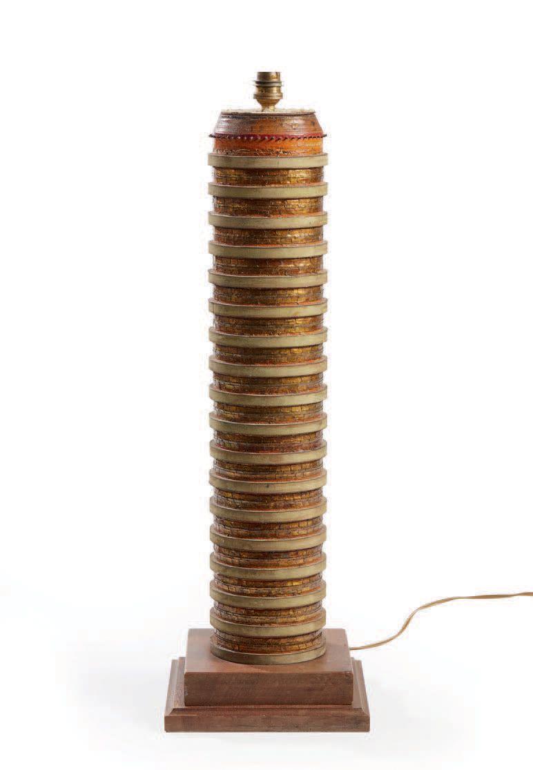 TRAVAIL FRANÇAIS 陶瓷和复合环形灯杆台灯，橡木台阶底座
高：61厘米