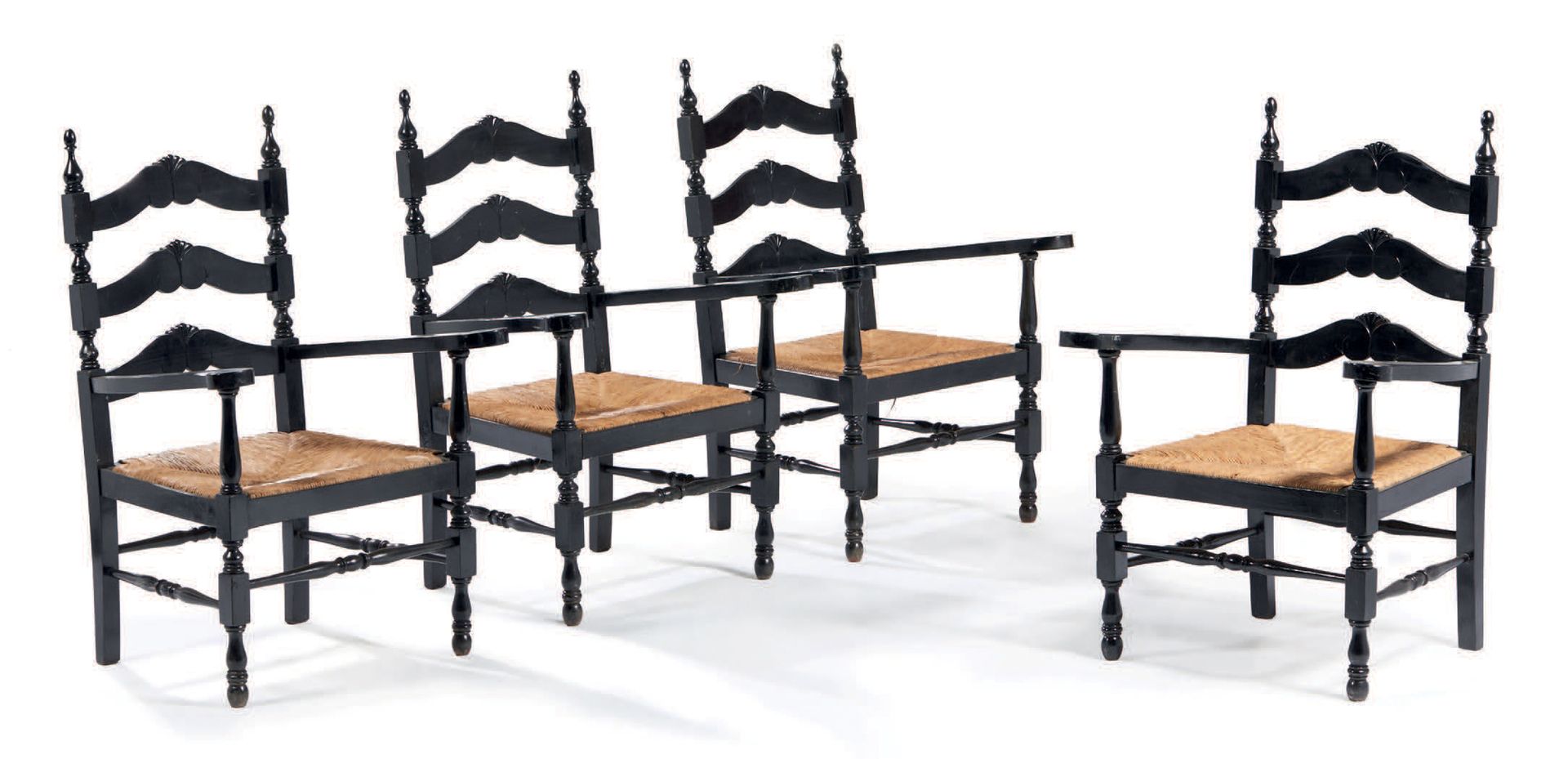 TRAVAIL FRANÇAIS 一套四把低矮的扶手椅，黑色漆面，草编座椅
高：89 宽：61.5 深：53 厘米