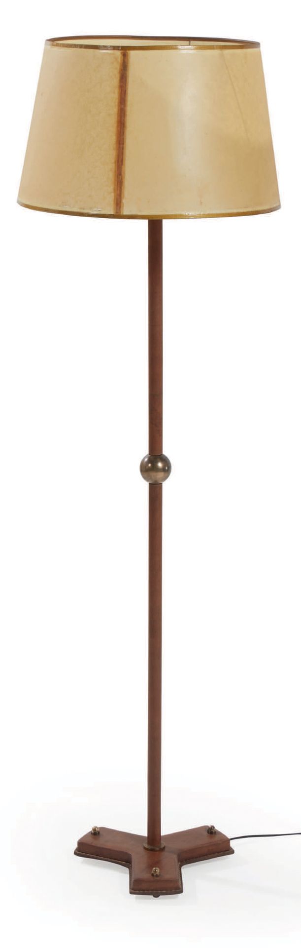 Jacques ADNET, attribué à 落地灯全部采用马鞍形缝制的棕色皮革，圆柱形灯杆置于十字形底座上
高：132厘米