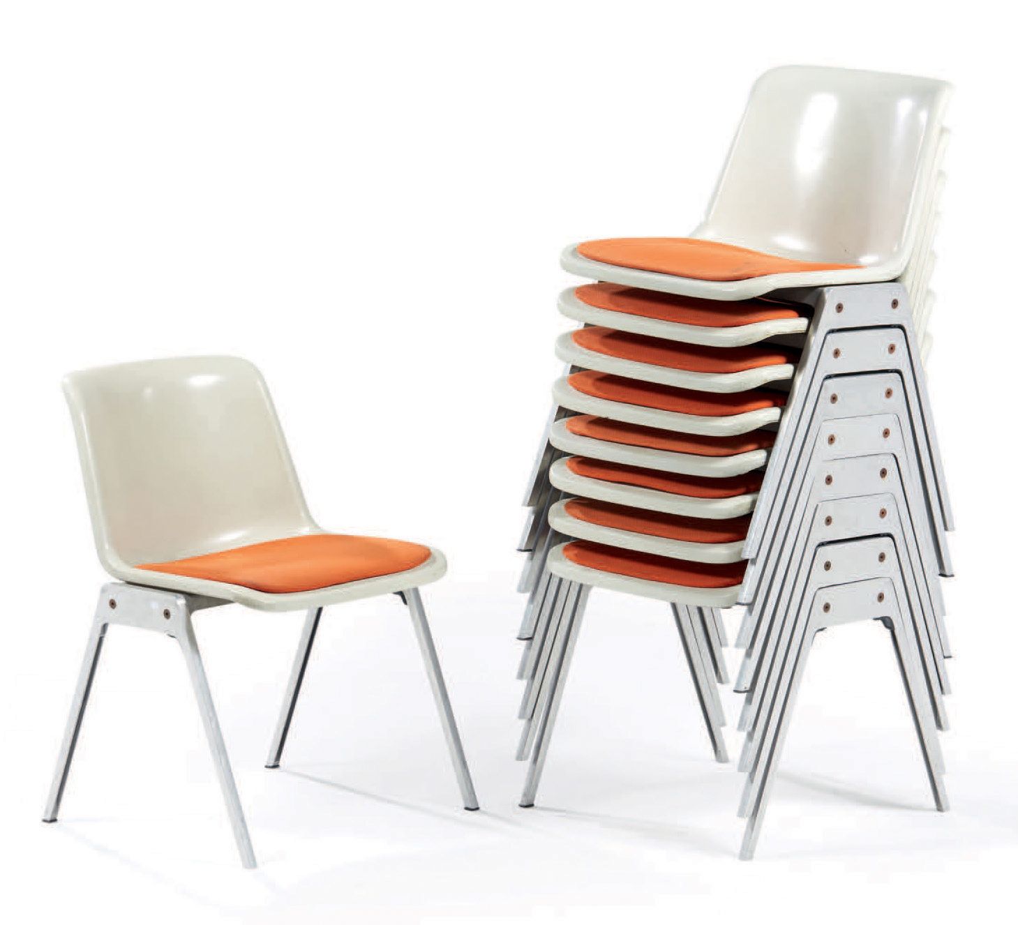WILKHAHN GEPRUFT (XXE) 
一套九把椅子，米色塑料外壳，铸铝底座，橙色织物装饰
签名
高：75 宽：55 深：55 厘米
(使用条件)