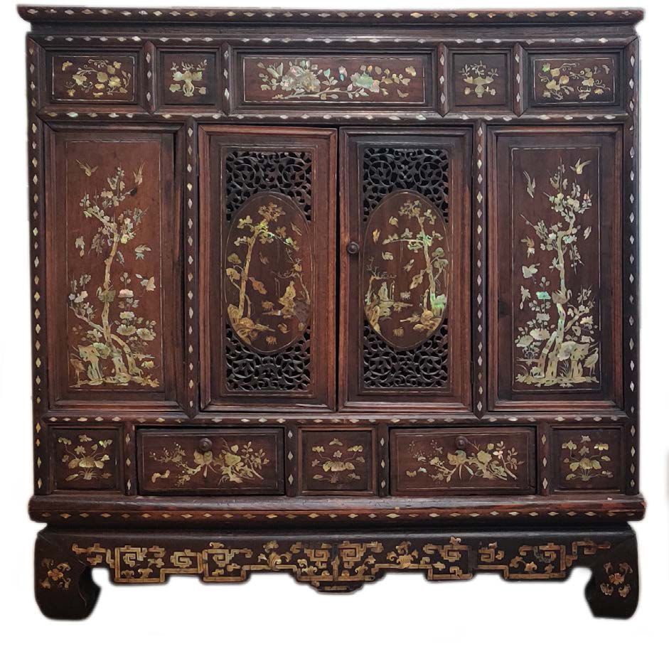 INDOCHINE Petit meuble cabinet en bois ajouré et incrusté de nacre
Travail 1900
&hellip;