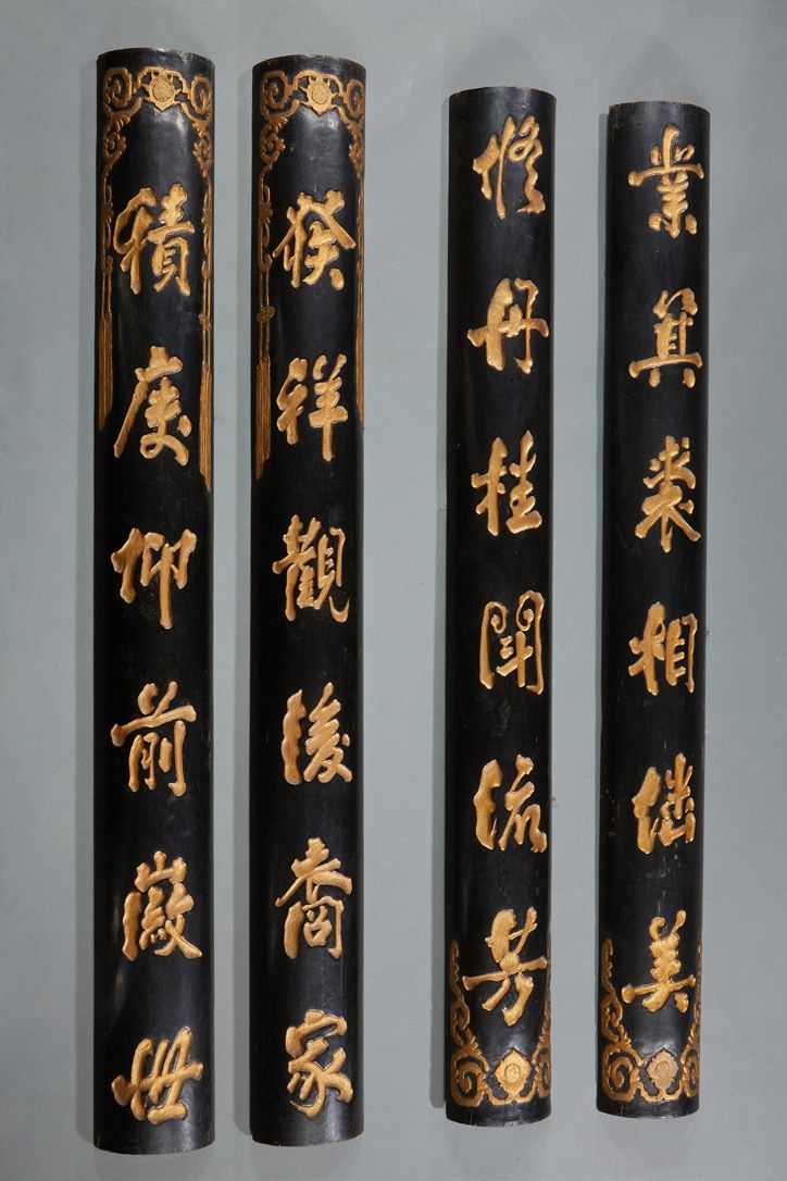 CHINE Zwei Palmen-Dekorelemente, geschnitzt mit Kalligraphie in Goldpolychromie &hellip;