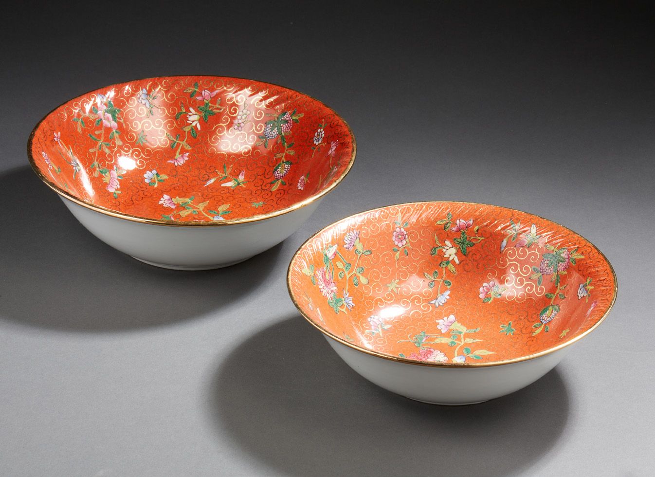 CHINE 一套两个红底的瓷杯，装饰有莲花
，背面有标记。
直径：20厘米和23厘米