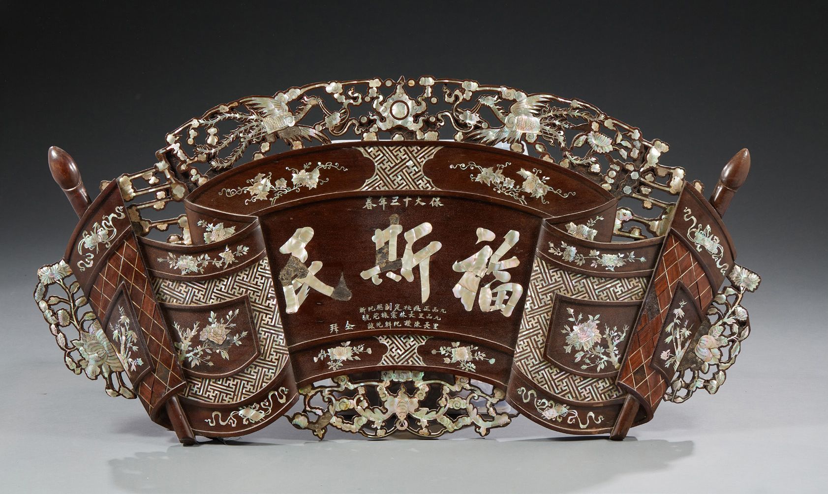 CHINE Wooden pediment and mother-of-pearl inlay with calligraphy motifs.
Around &hellip;