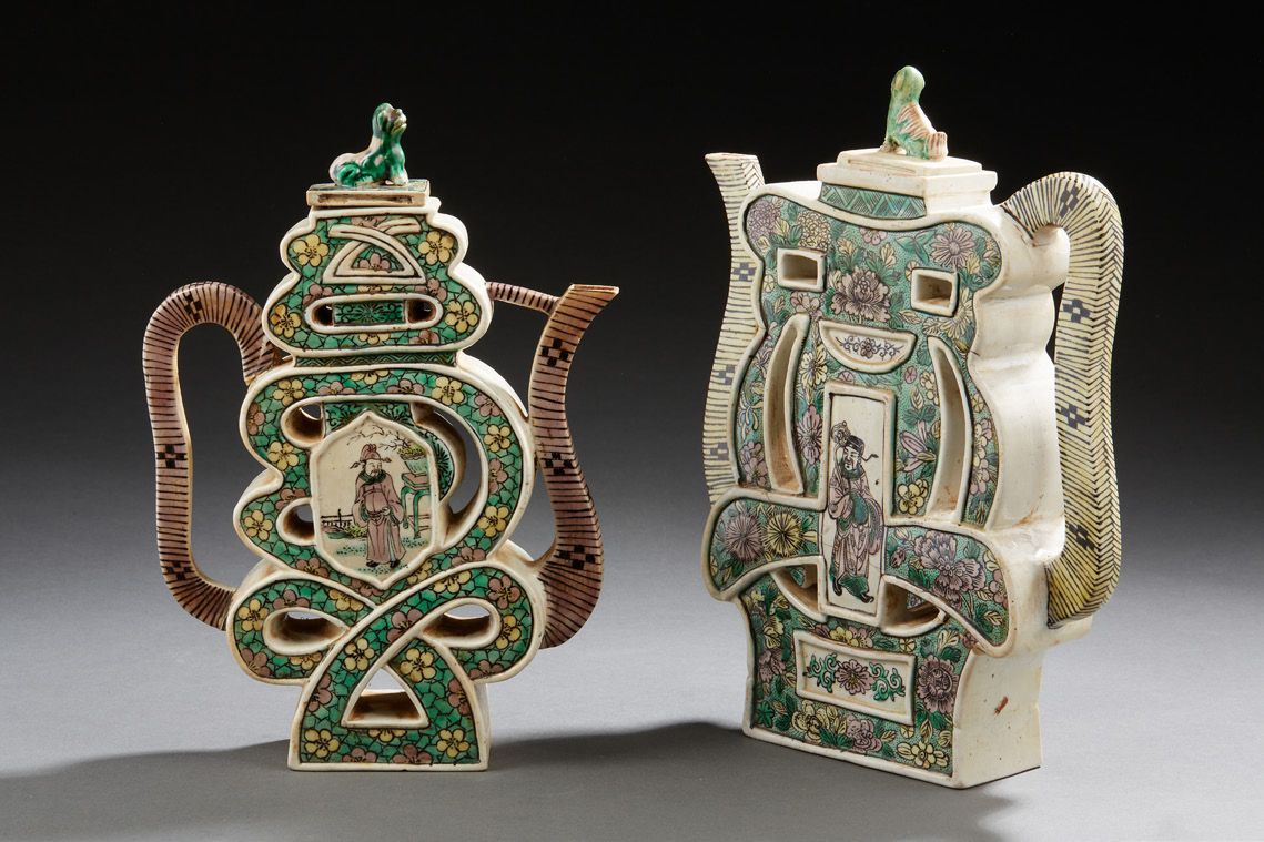 CHINE 两个绿色家族珐琅彩饼干酒壶，镂空形式，描绘了一个吉祥的象征，装饰着有花框的卡图人物。背面有康熙六字款，盖子上有佛教狮子图案
19世纪 高:24厘米和&hellip;