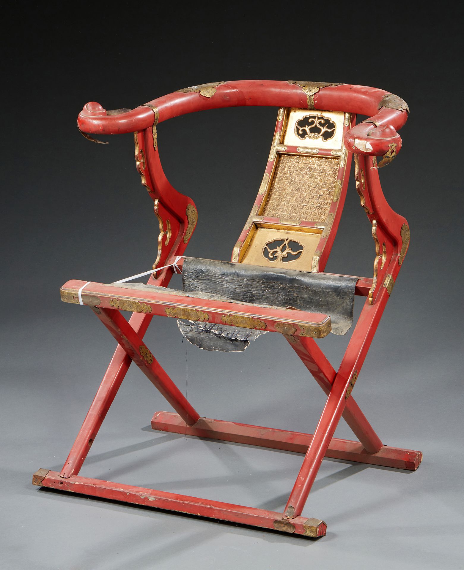 CHINE 一张红漆和镀金的折叠式礼仪扶手椅，丰富的镀金和金属装饰，镂空的椅背，损坏的皮革座椅。
19世纪。
Dim: 105 x 81 cm (chap, w&hellip;