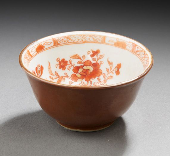 CHINE 瓷质茶杯与毛利人底座
18世纪 高：4.5厘米
直径：7.5厘米