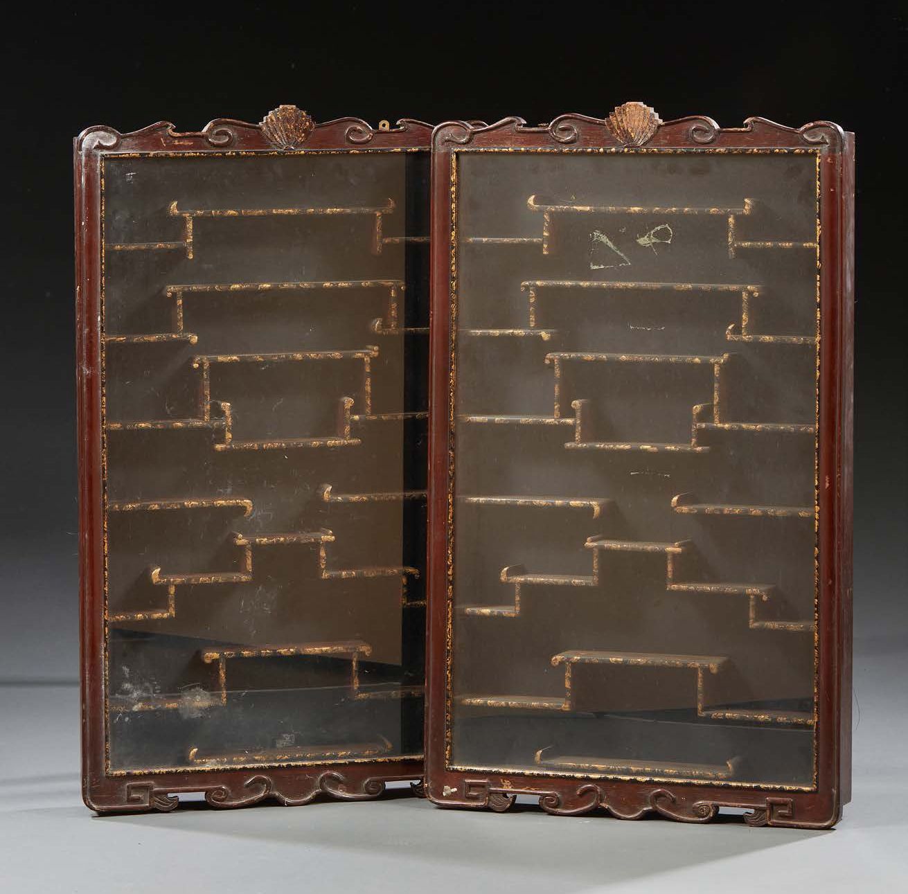 CHINE 
1900年左右。
尺寸：83.5 x 49.5 x 8厘米，一对木雕墙面展示柜。