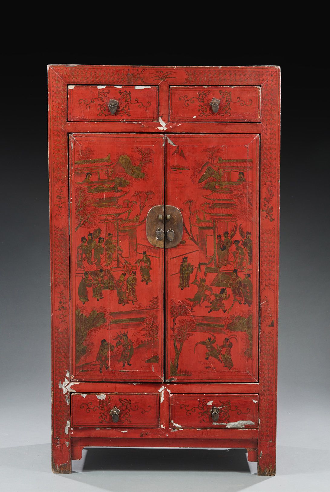 CHINE Armoire en bois laqué rouge à motif de personnages ouvrant par quatre tiro&hellip;