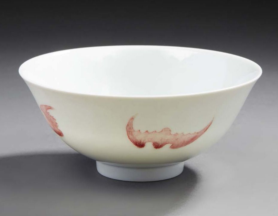 CHINE Bol circulaire en porcelaine décoré en rouge de cuivre de quatre chauve-so&hellip;