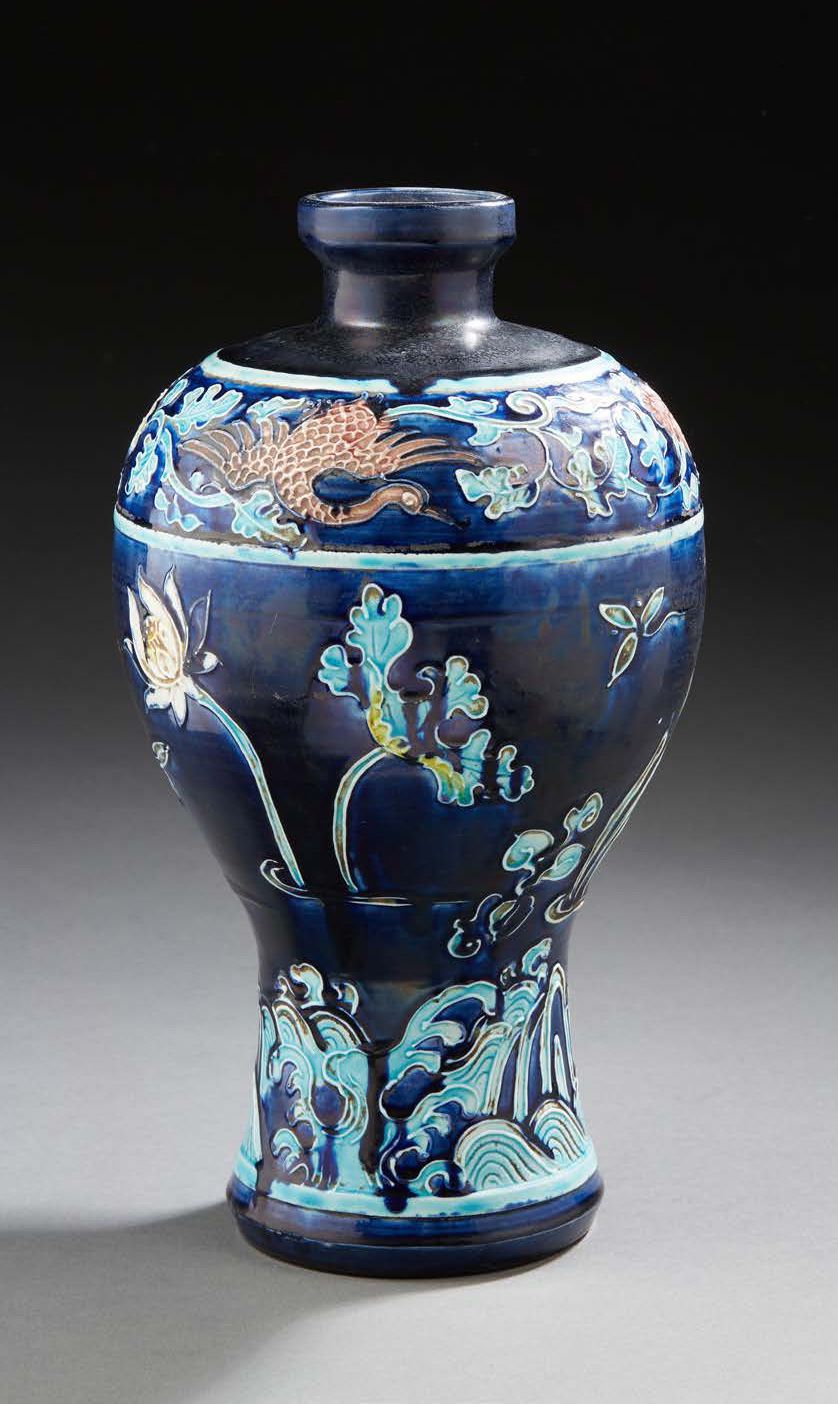 CHINE 瓷器梅花瓶，蓝底，白色和紫罗兰色的浅浮雕装饰的莲花和凤凰
16世纪风格，现代时期
H. :28,5 cm
