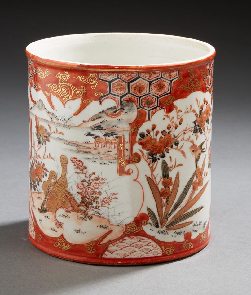 JAPON Portacepillos cilíndrico de porcelana decorado en rojo hierro y oro con pa&hellip;