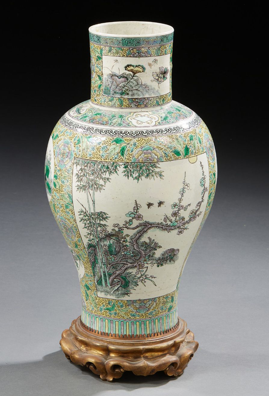 CHINE Grande vaso in porcellana decorato in smalti verdi di famiglia con fogliam&hellip;