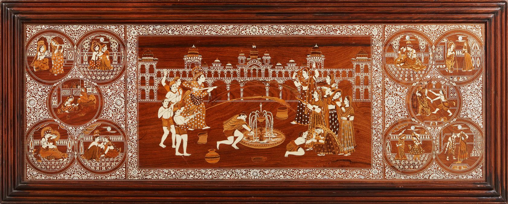 INDE 
尺寸：57 x 162 cm
(无框) 嵌有骨的大型木板，描绘了人物和宫殿场景。