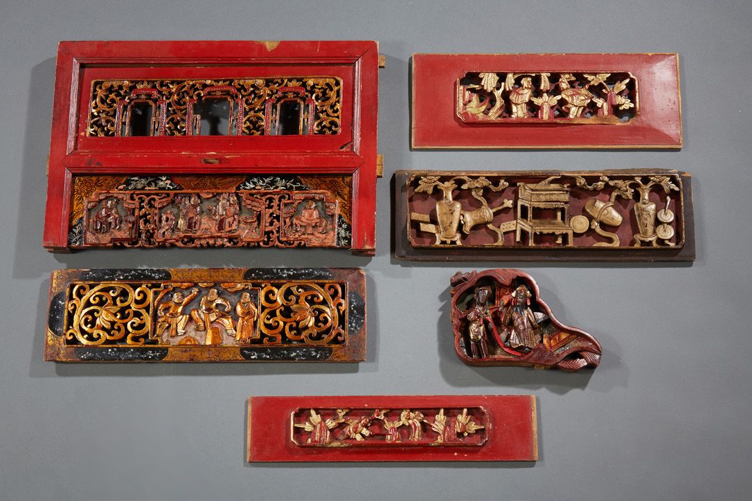 ASIE Set di legno laccato rosso e oro, parzialmente traforato.
Alcuni decorati c&hellip;