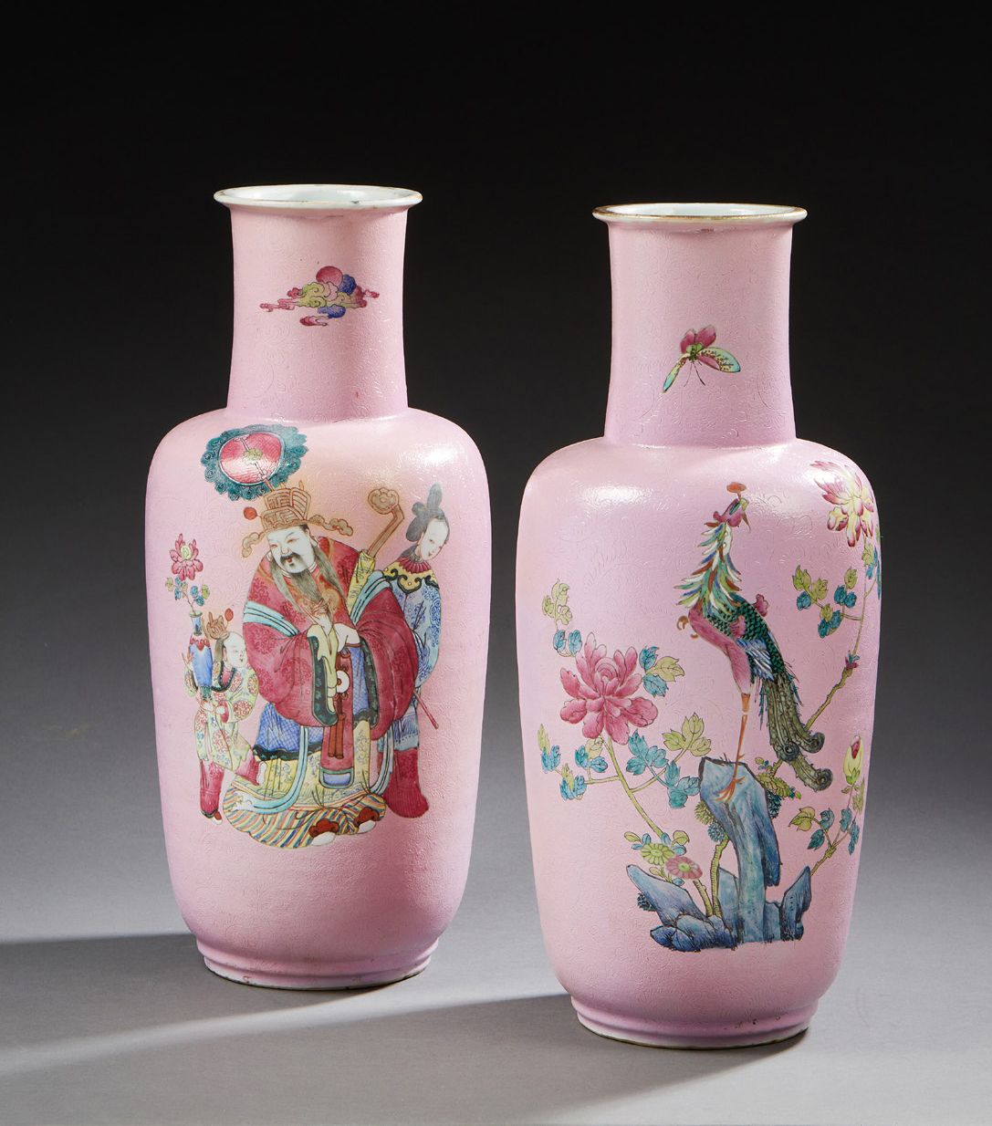 CHINE 一对粉红色背景刻花的窄颈圆柱形瓷瓶。它们都是用粉彩装饰的，上面有一个手持权杖的贵族，周围有他的妻子和孩子，还有栖息在岩石上的凤凰，周围有鲜花和蝴蝶。&hellip;