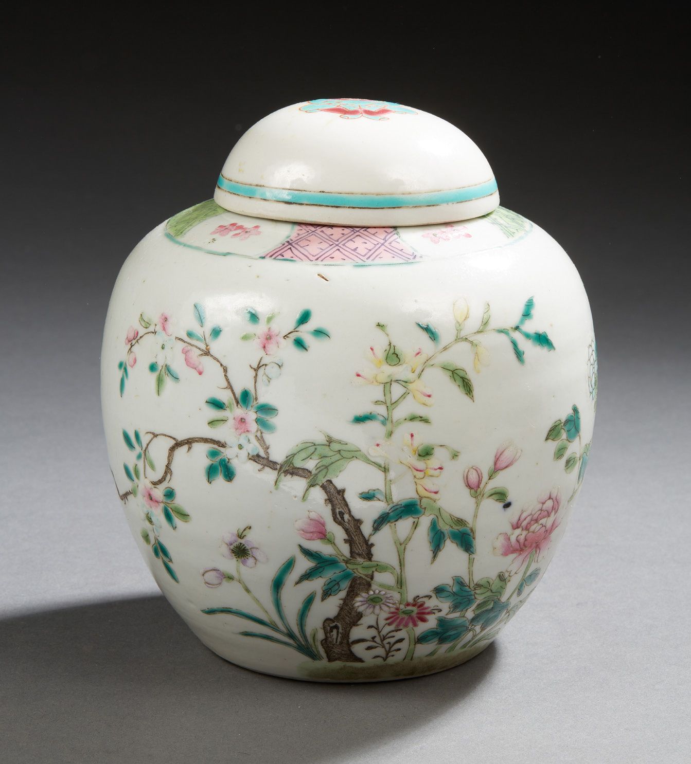 CHINE 小瓷姜壶，用粉彩装饰的花枝
20世纪 附有盖子 高15厘米