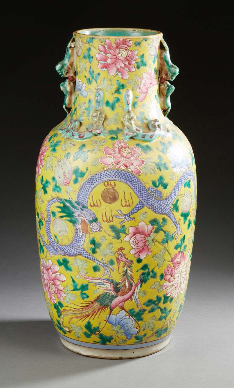 CHINE 以粉彩装饰的龙凤呈祥的黄底柱形瓷瓶
19世纪末 高43厘米
