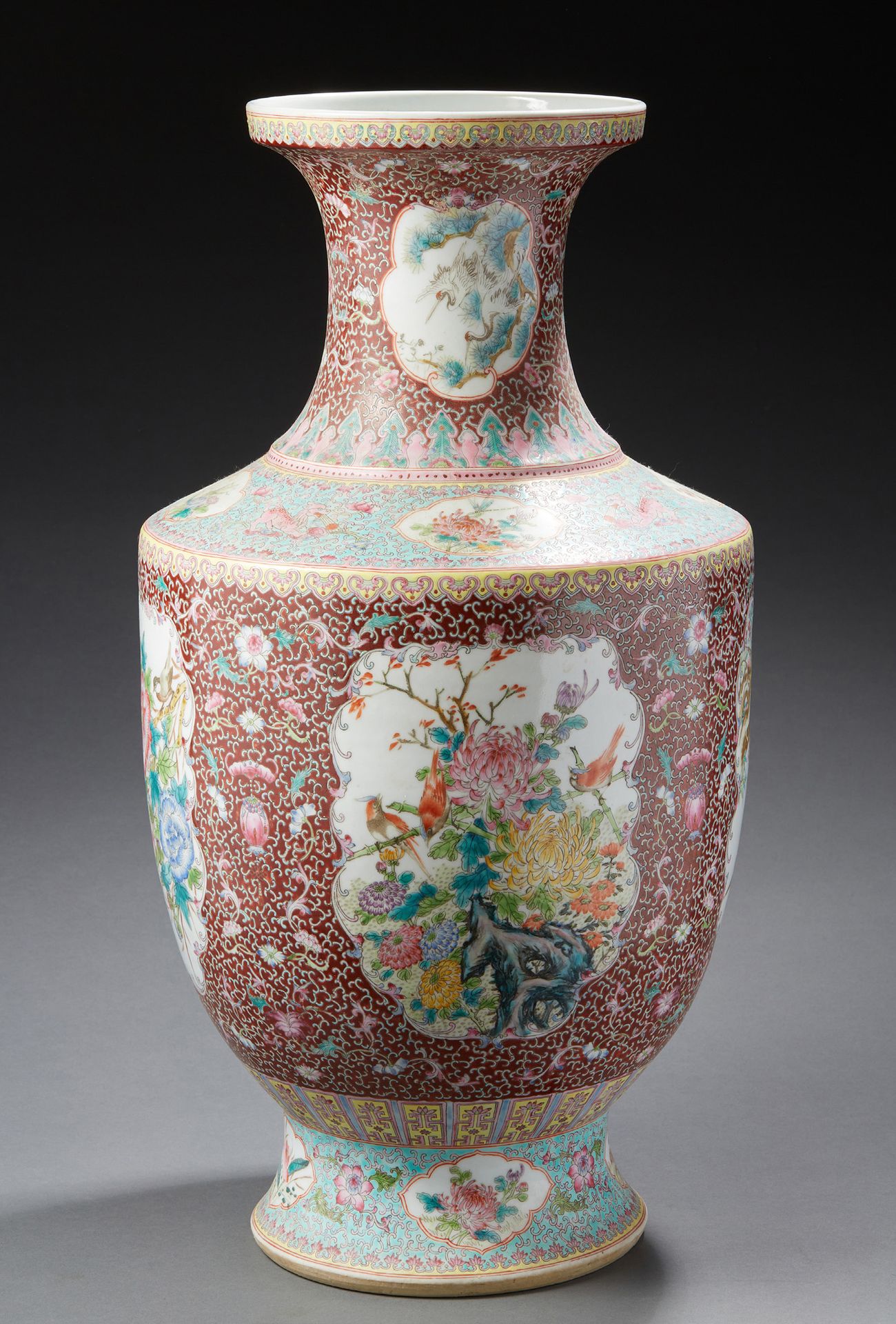 CHINE Grand vase de forme balustre en porcelaine décoré en émaux de la famille r&hellip;